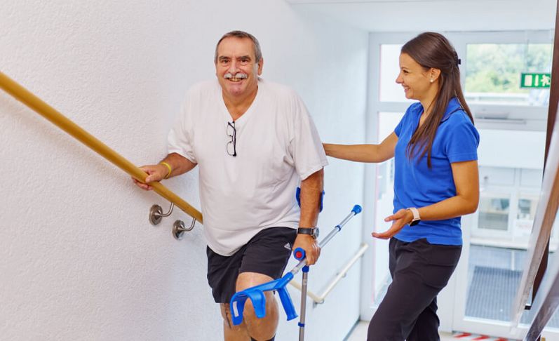 Treppensteigen, Patient mit Knie-TEP mit Physiotherapeutin