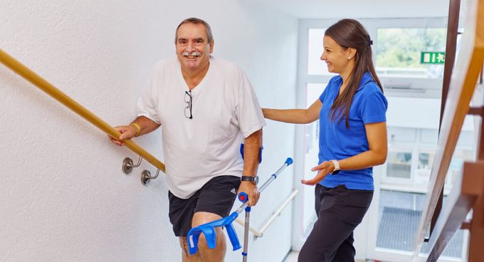 Treppensteigen, Patient mit Knie-TEP mit Physiotherapeutin