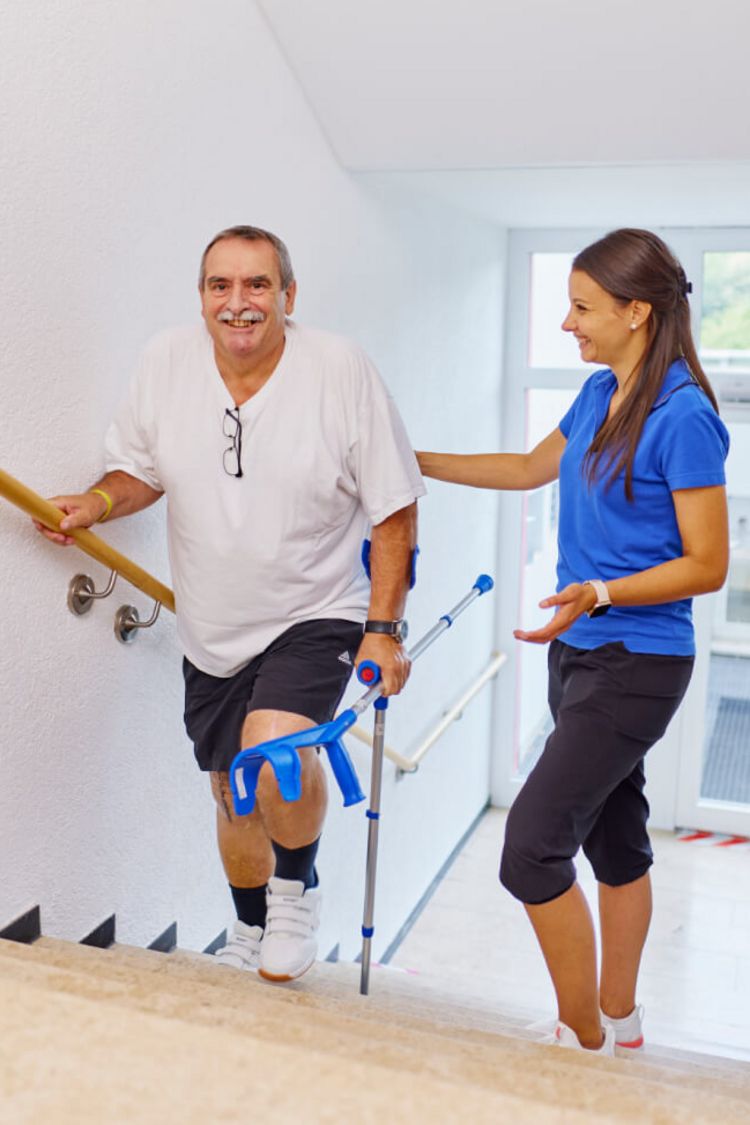 Treppensteigen, Patient mit Knie-TEP mit Physiotherapeutin