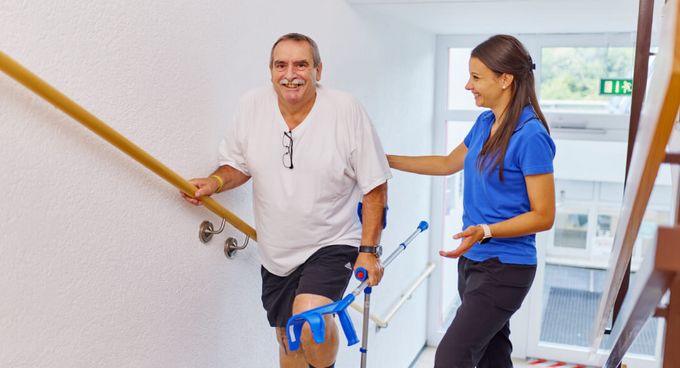 Treppensteigen, Patient mit Knie-TEP mit Physiotherapeutin