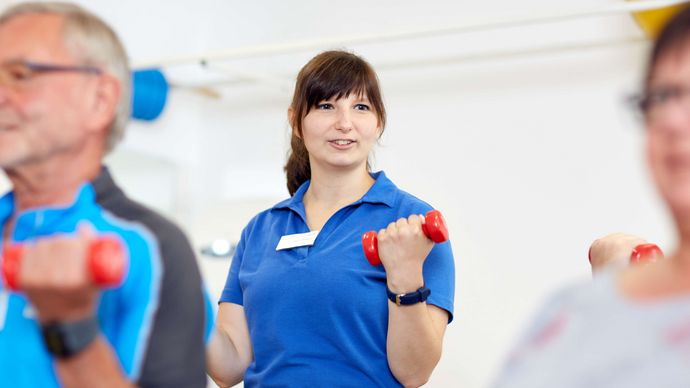 Therapeutin beim Hanteltraining