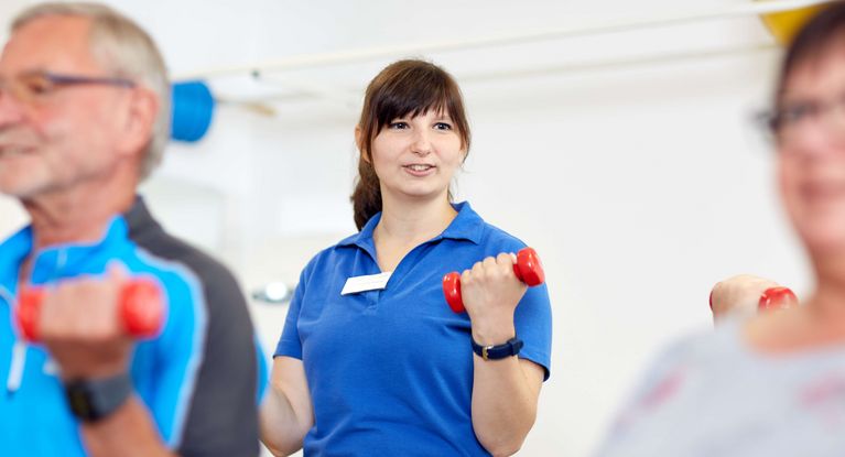 Therapeutin beim Hanteltraining