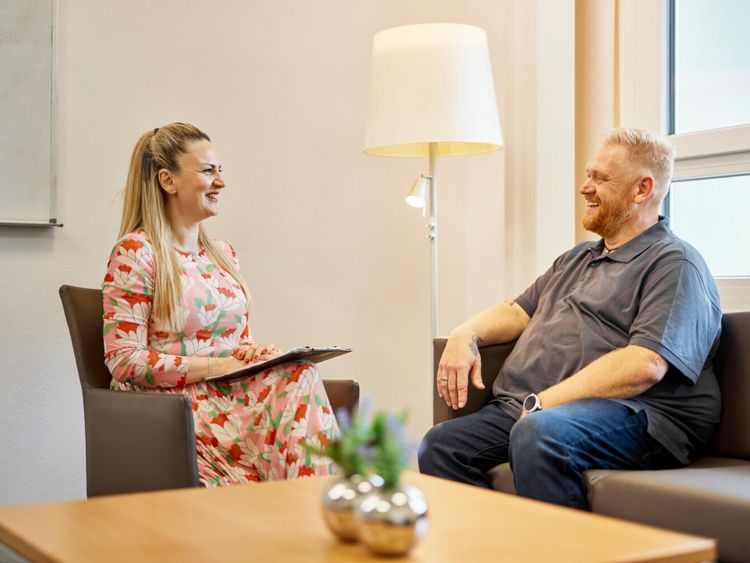 Patient im Gespräch mit der Psychologin