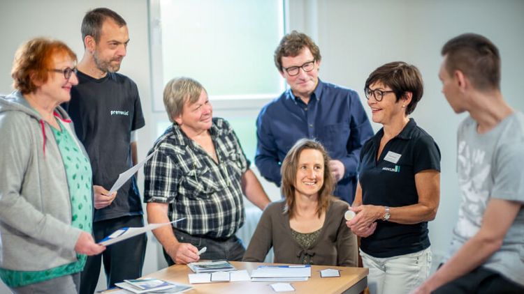 Eine Gruppe von Menschen bei der Diabetesberatung