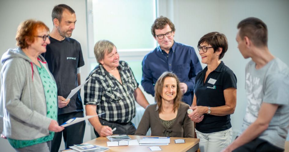 Eine Gruppe von Menschen bei der Diabetesberatung