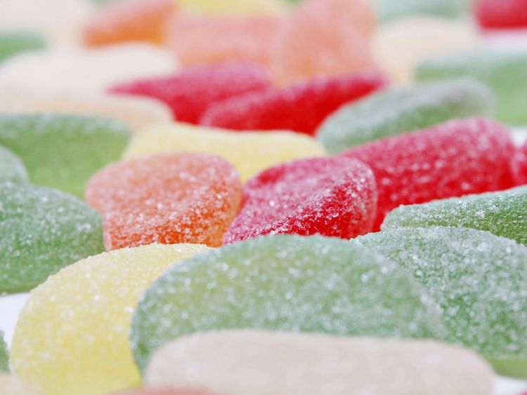 Rote und grüne und weiße und gelbe gezuckerte Gummibärchen