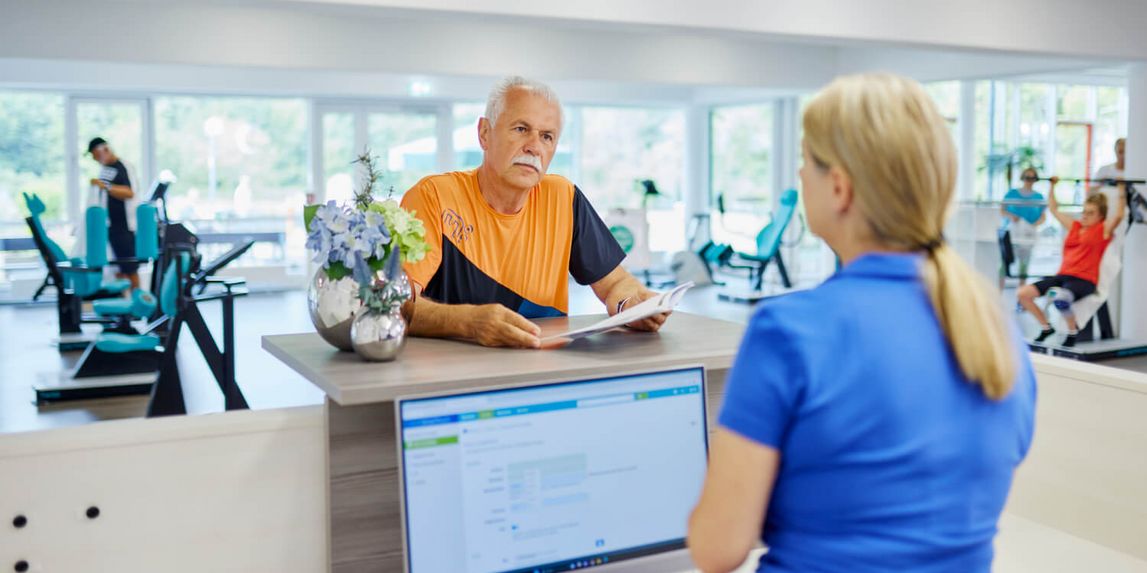 Patient an der Theke im Sportpark