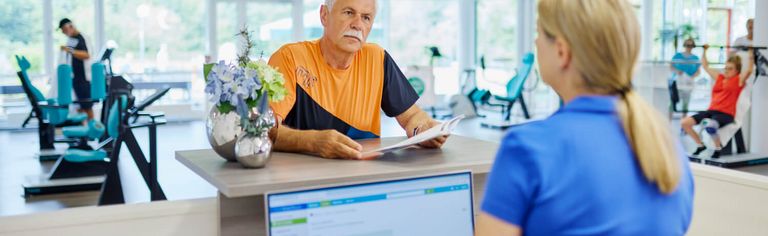 Patient an der Theke im Sportpark