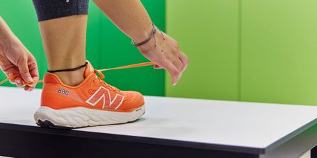 Sportschuhe schnüren