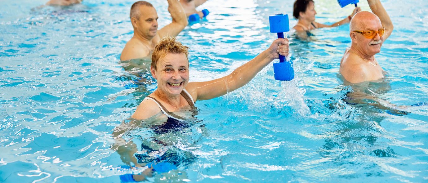 Menschen machen Aqua-Fitness im Schwimmbad der Klinik