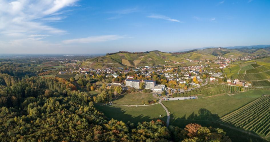 Panorama in Durbach mit der Staufenburg Klinik