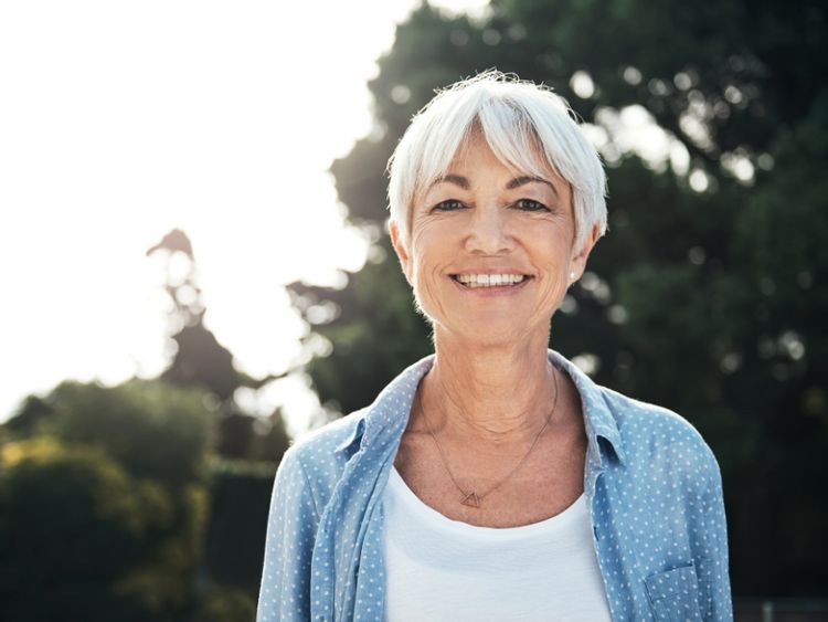 Fröhliche Seniorin