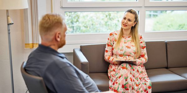 Psyche, Gewicht, Adipositas. Psychologin und Patient im Gespräch Psyche, Gewicht, Adipositas. Psychologin und Patient im Gespräch