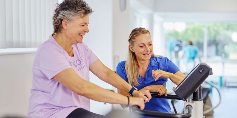 Frau auf Trainingsgerät