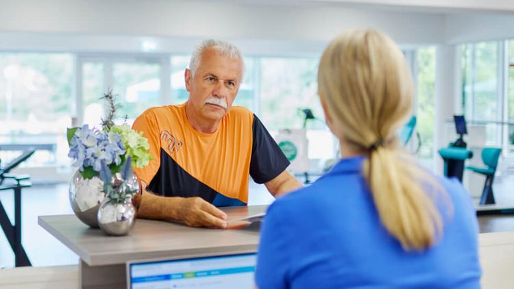 Patient an der Theke im Sportpark