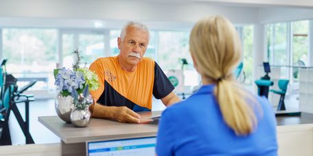 Patient an der Theke im Sportpark