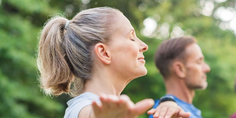 Mehrere Menschen machen Yoga in der Gruppe