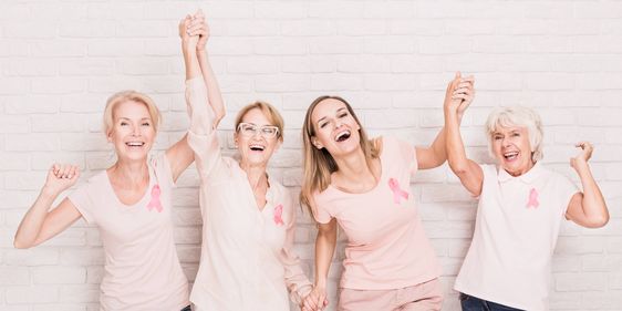 Gruppe Frauen mit rosa Schleifen