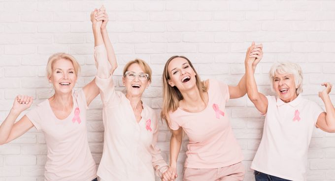 Gruppe Frauen mit rosa Schleifen