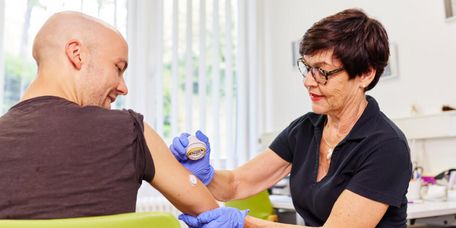 Sensor setzen. Diabetes Sensor setzen