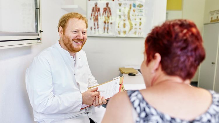 Samuel Schäfer im Gespräch mit einer Patientin