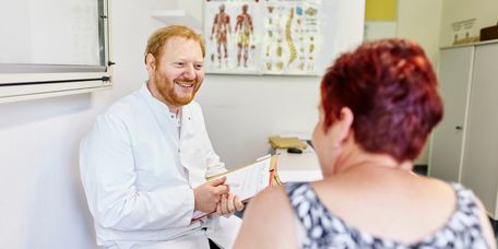 Samuel Schäfer im Gespräch mit einer Patientin