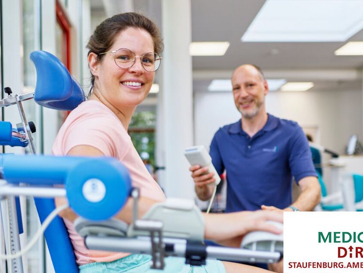 Patientin an der Schulterschiene