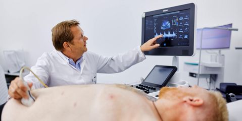 Prof. Wagner bei der Ultraschall-Untersuchung  Prof. Wagner beim Ultrall eines Patienten