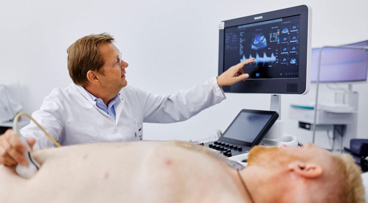 Prof. Wagner beim Ultrall eines Patienten