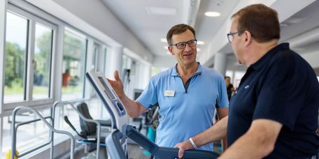 Therapeut und Patient im Sportpark