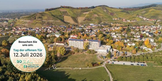 Foto der Staufenburg Klinik mit Weinbergen und Sticker Tag der offenen Tür
