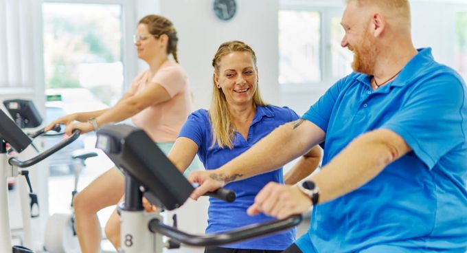 NU-Step, Sportpark Ein Mann und eine Frau trainieren im Sportpark