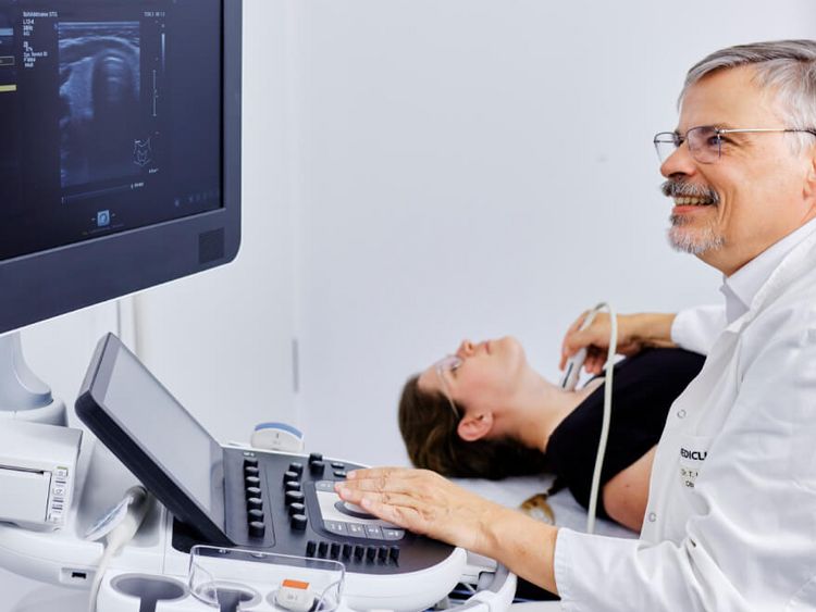 Ultraschall Schilddrüse, Dr. Helling mit Patientin