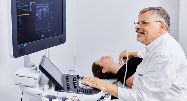 Ultraschall Schilddrüse, Dr. Helling mit Patientin