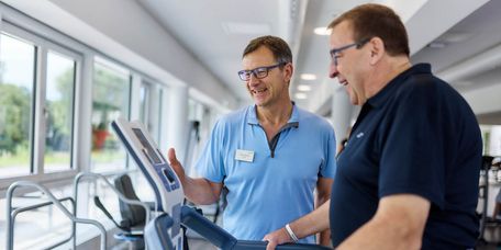 Einweisung in das Sportgerät durch den Therapeuten