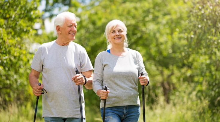 Ein Mann und eine Frau walken in der Natur