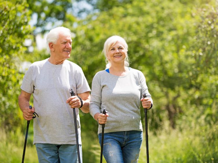 Ein Mann und eine Frau walken in der Natur