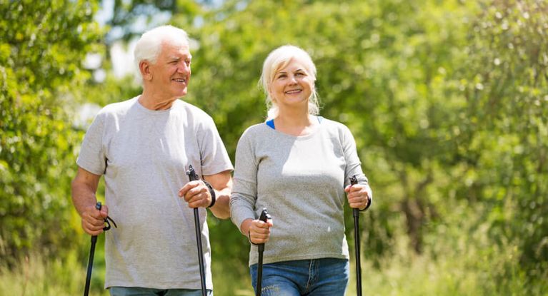 Ein Mann und eine Frau walken in der Natur