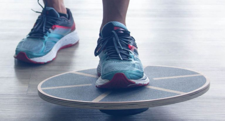 Fuß auf Gleichgewichtstrainer